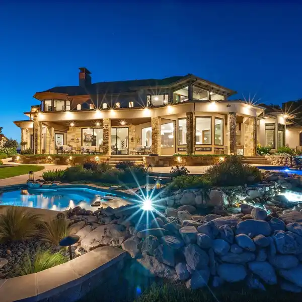 STUNNING CUSTOM-BUILT LUXURY HOME