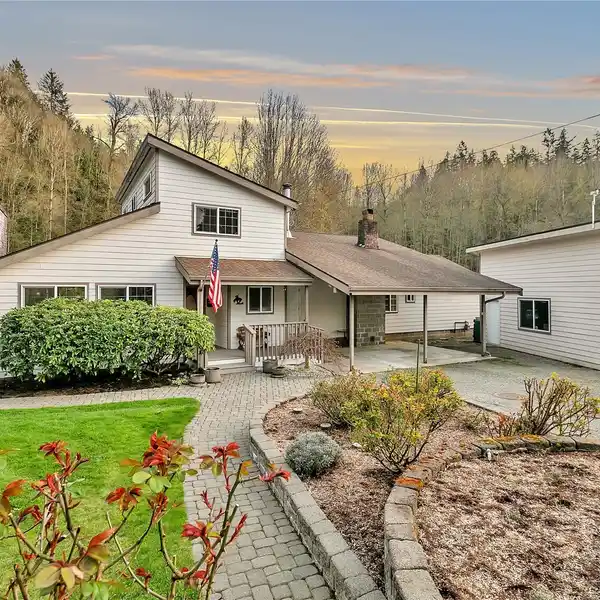 GORGEOUS CUSTOM RIVERFRONT HOME