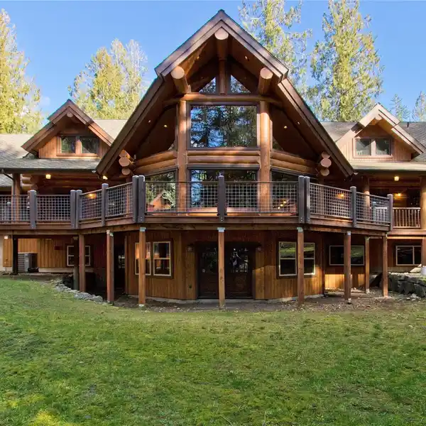 UNPARALLELED SPANNING CUSTOM BUILT LUXURY LOG HOME