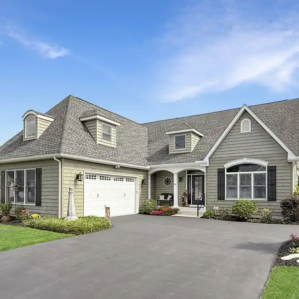 SERENE CUSTOM HOME NEAR DOWNTOWN