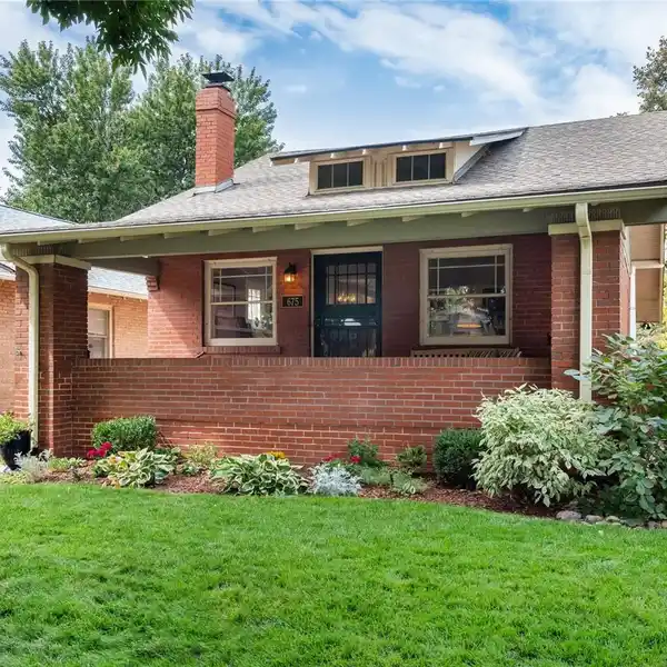 SOPHISTICATED LIVING STEPS FROM WASH PARK ATTRACTIONS