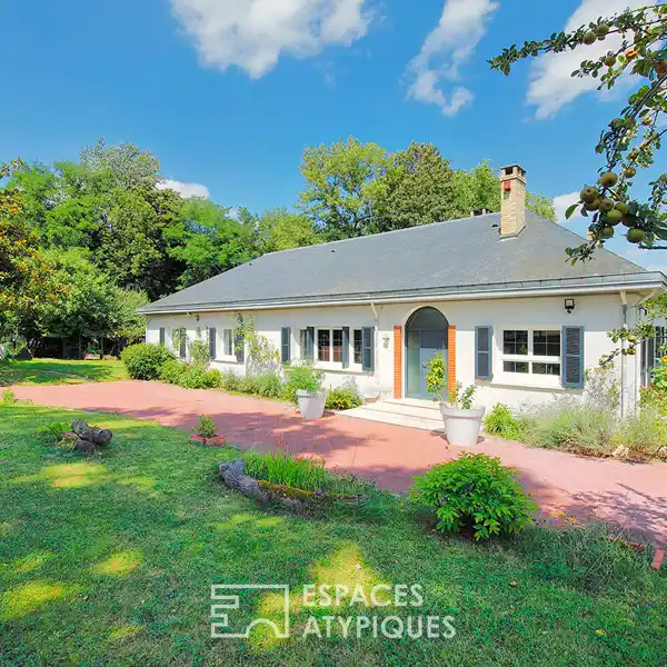 SINGLE STORY HOUSE WITH TWO INDEPENDENT STUDIOS AND GARDEN