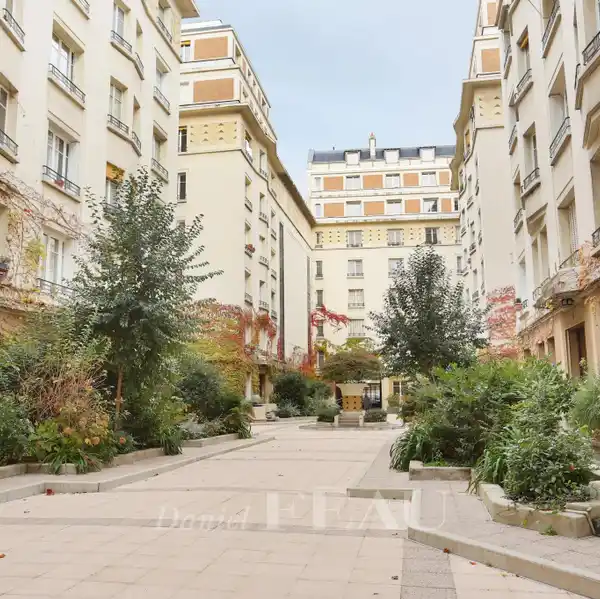 PEACEFUL APARTMENT IN A DELIGHTFUL BUILDING