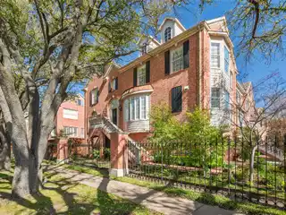 Updated Townhouse in the Townes of Highland Park