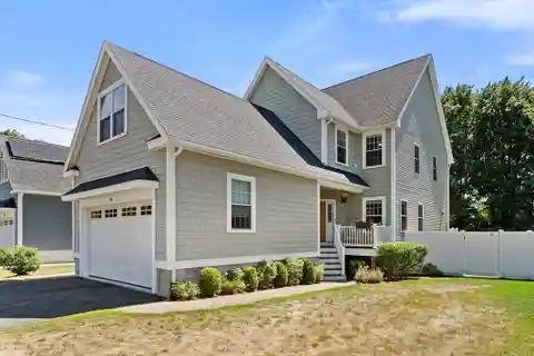 Sunny Newer Construction in Oakdale
