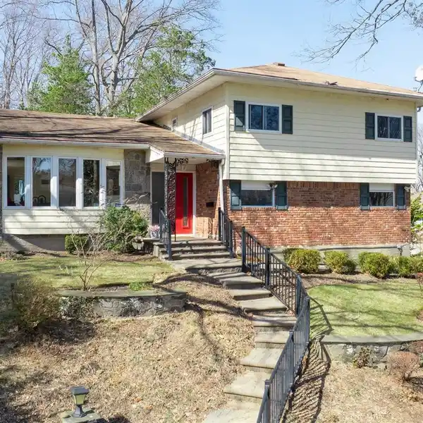 LARGE PRIVATE SPLIT ON AN OVERSIZED CORNER PROPERTY