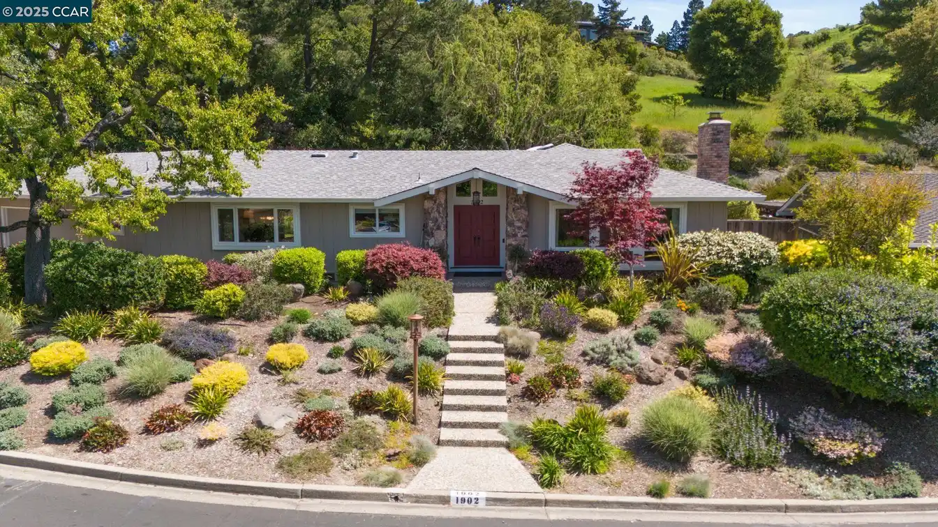 Single-story Custom Home in the Bluffs