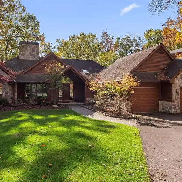 TRANQUIL STONE AND CEDAR RANCH WITH PRIVATE DOCK