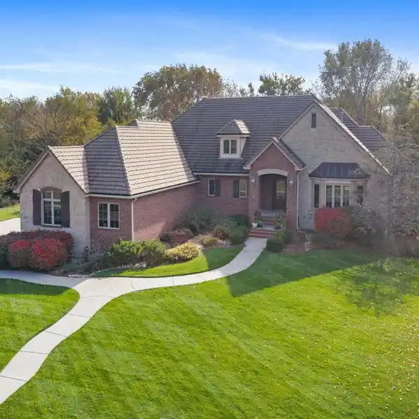 NATURAL BEAUTY ESTATE WITH TIMELESS CRAFTSMANSHIP AND PRIVACY