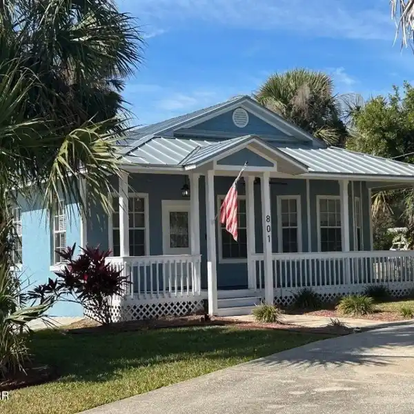 CHARMING COASTAL KEY-WEST-STYLE RETREAT
