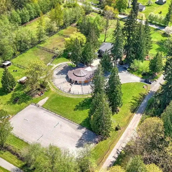 EXCEPTIONAL EQUESTRIAN HOME ON NEARLY EIGHT ACRES