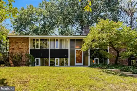 Stunning Mid-Century Modern Retreat