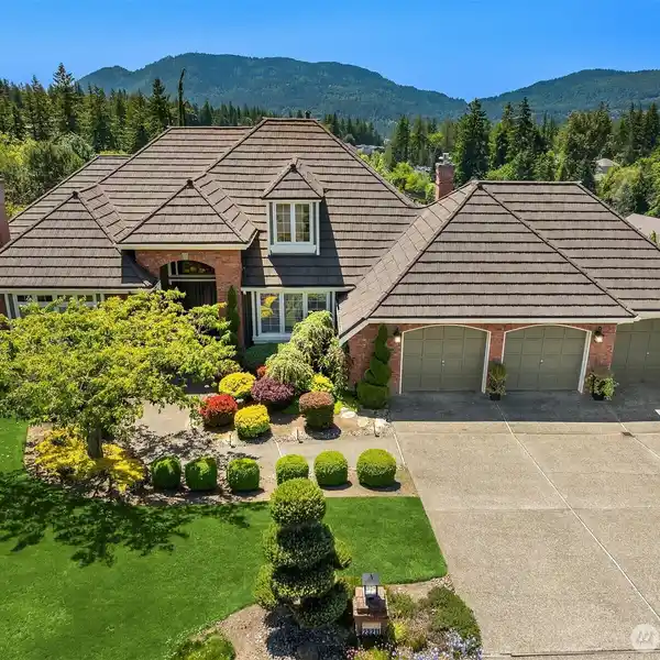 GORGEOUS UPDATED HOME ON A QUIET CUL-DE-SAC