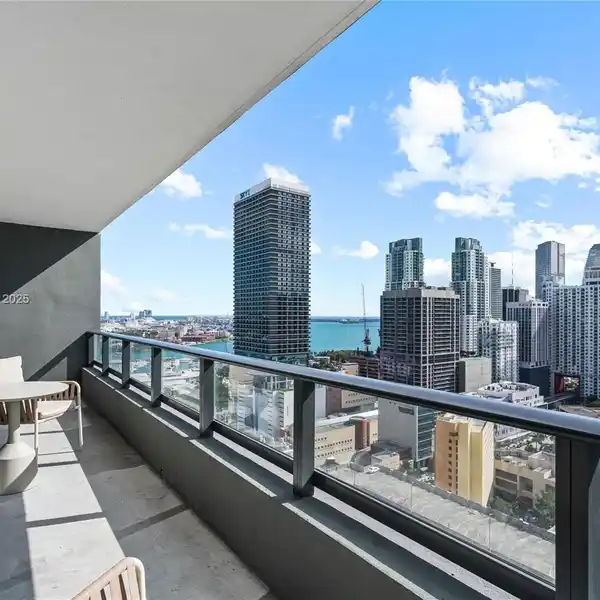 TURNKEY-READY CORNER UNIT IN DOWNTOWN MIAMI