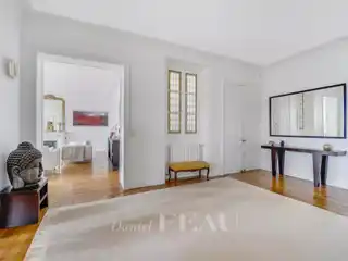 Luxurious Period Apartment with Shared Garden Access