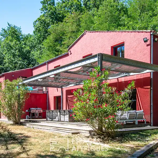 ELEGANT VILLA IMMERSED IN NATURAL SERENITY