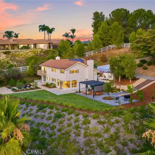 BEAUTIFULLY REMODELED MEADOWVIEW RETREAT WITH OWNED SOLAR