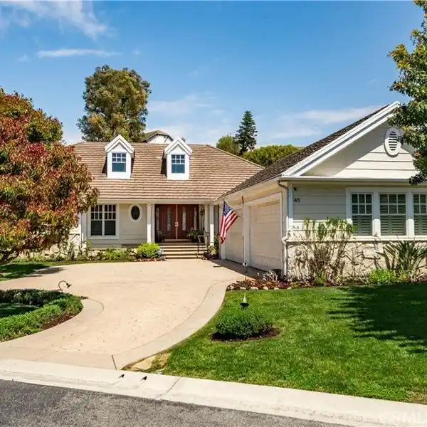 SINGLE-LEVEL LUXURY TURNKEY RESIDENCE IN VANTAGE POINTE