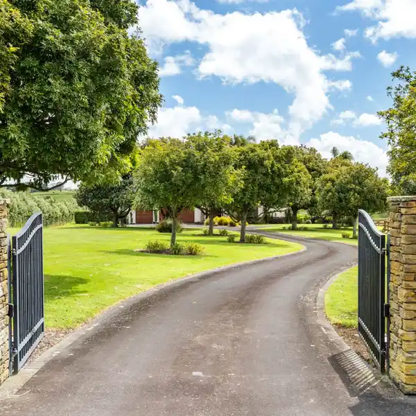 LARGE AND LUXURIOUS FAMILY LIVING IN KARAKA