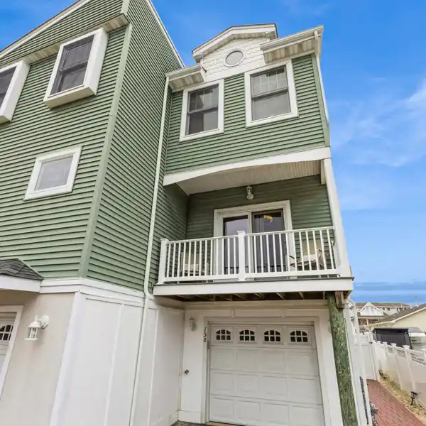 FULLY FURNISHED TOWNHOUSE BETWEEN THE BAY AND THE BEACH
