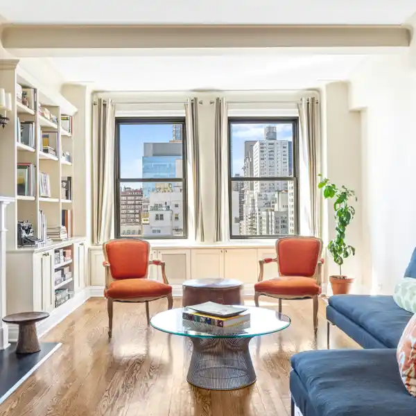 FULLY RENOVATED HIGH-FLOOR CORNER UNIT