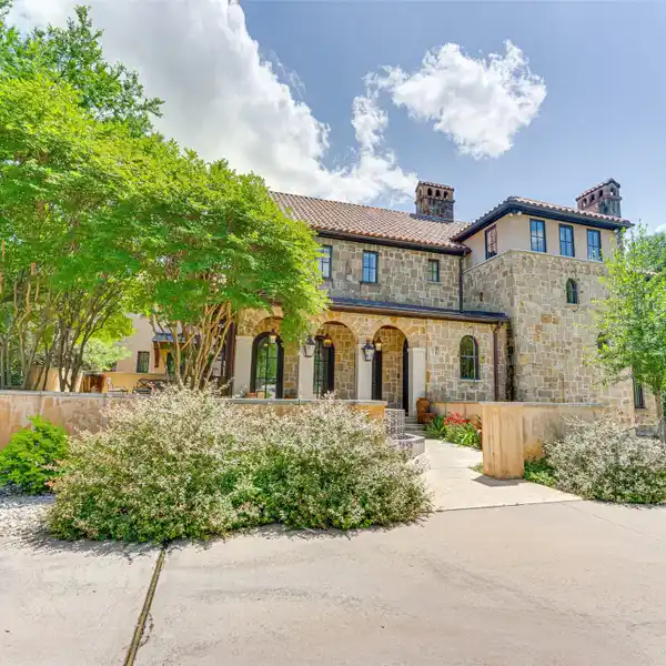 SECLUDED BLUFFVIEW ESTATE ON THREE ACRES