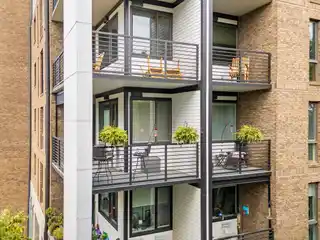 Upscale North Shore Condo with Stunning Sunsets