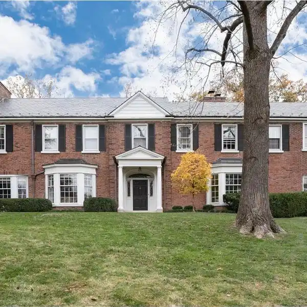TIMELESS ELEGANCE ON A LUSH LOT
