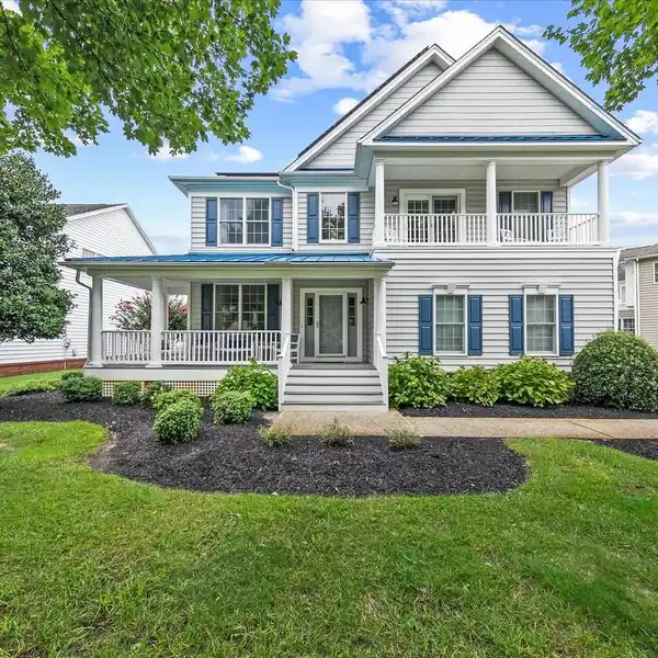 POND-FRONT HOME IN BETHANY LAKES