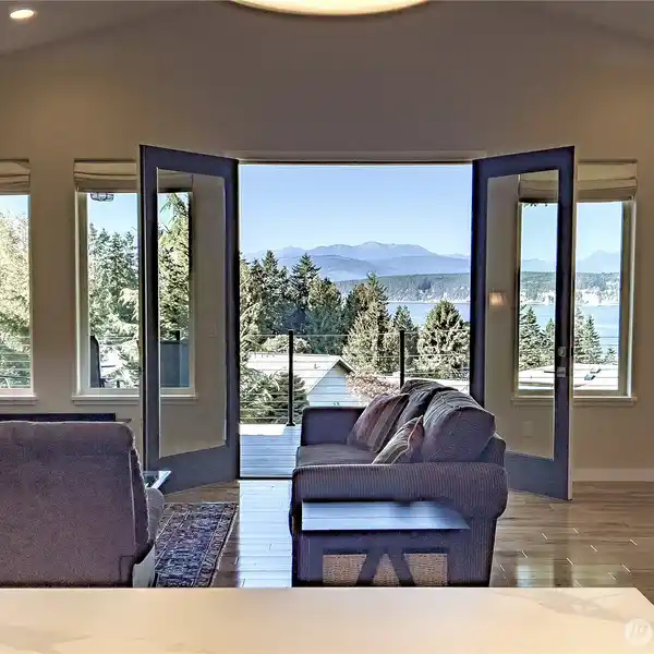 EXQUISITE CUSTOM HOME WITH SPECTACULAR VIEWS