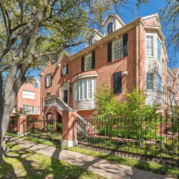 UPDATED TOWNHOUSE IN THE TOWNES OF HIGHLAND PARK