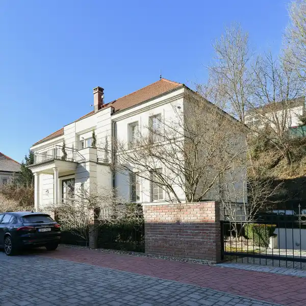 LUXURY VILLA IN A PRESTIGIOUS GATED COMPLEX