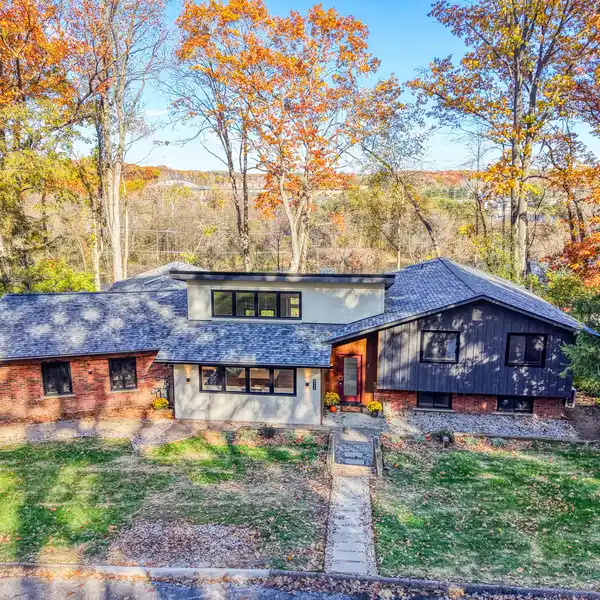 MODERN RIVERFRONT ELEGANCE SURROUNDED BY NATURAL SERENITY