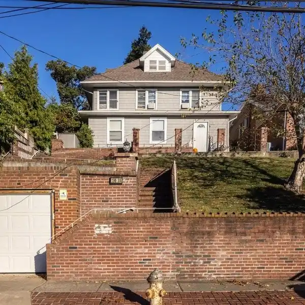 GRAND COLONIAL ESTATE WITH TIMELESS ARCHITECTURAL ELEGANCE