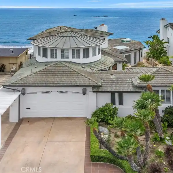 STUNNING OCEANFRONT ESTATE WITH PANORAMIC VIEWS