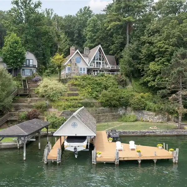 PRIVATE LAKESIDE RETREAT WITH STUNNING CAYUGA VIEWS