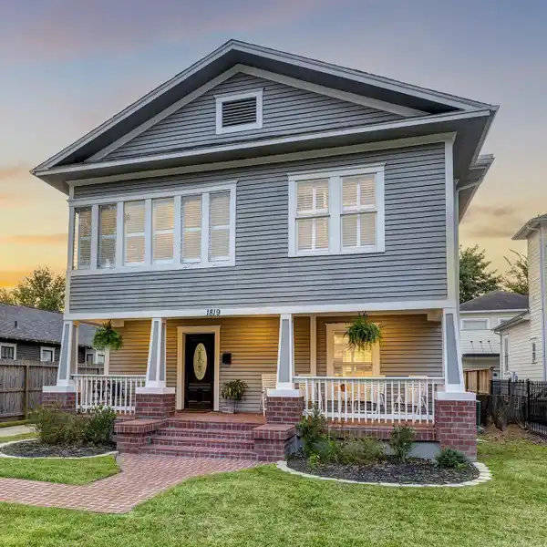 RENOVATED HOUSTON HEIGHTS CRAFTSMAN WITH GARAGE APARTMENT
