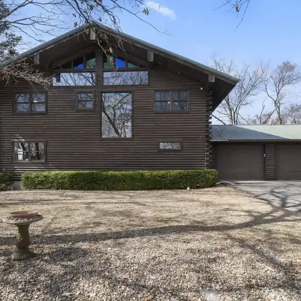 PRIVATE LOG CABIN ESTATE WITH SCENIC WRAPAROUND DECK
