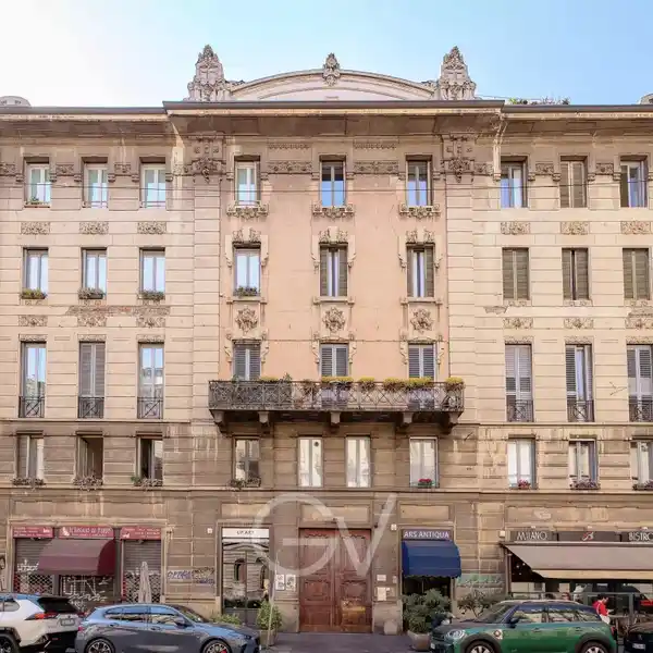 APARTMENT WITH UNDERSTATED MILANESE ELEGANCE