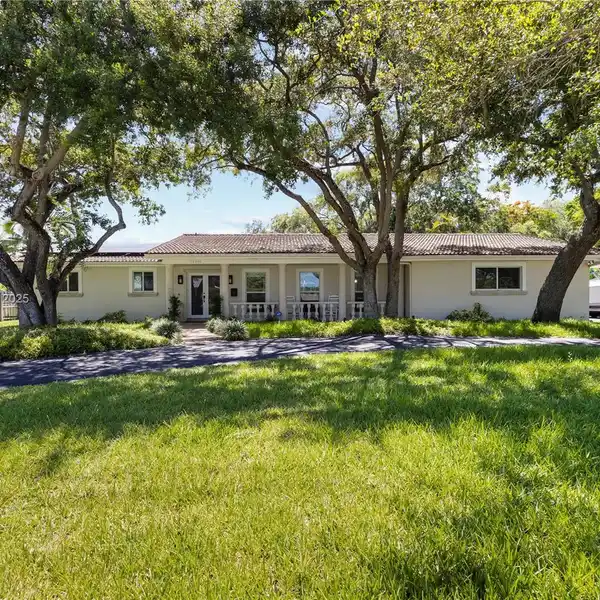 GORGEOUS HOME IN THE HEART OF PALMETTO BAY