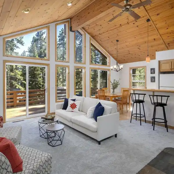 MODERN MOUNTAIN HOME A BLOCK TO THE LAKE
