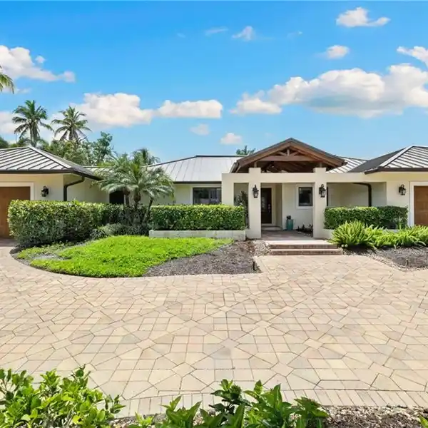 BEAUTIFULLY APPOINTED RESIDENCE IN SOUGHT-AFTER PORT ROYAL