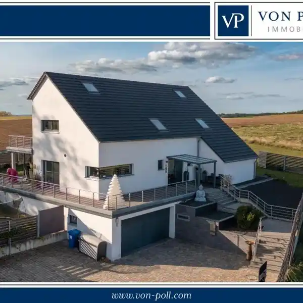 ATTRACTIVE ARCHITECT-DESIGNED RESIDENCE