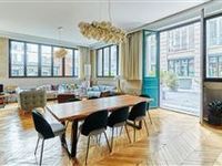 BEAUTIFULLY RENOVATED LOFT-STYLE APARTMENT IDEALLY LOCATED