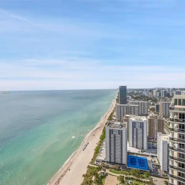 FULLY RENOVATED 47TH-FLOOR RESIDENCE AT THE BEACH CLUB