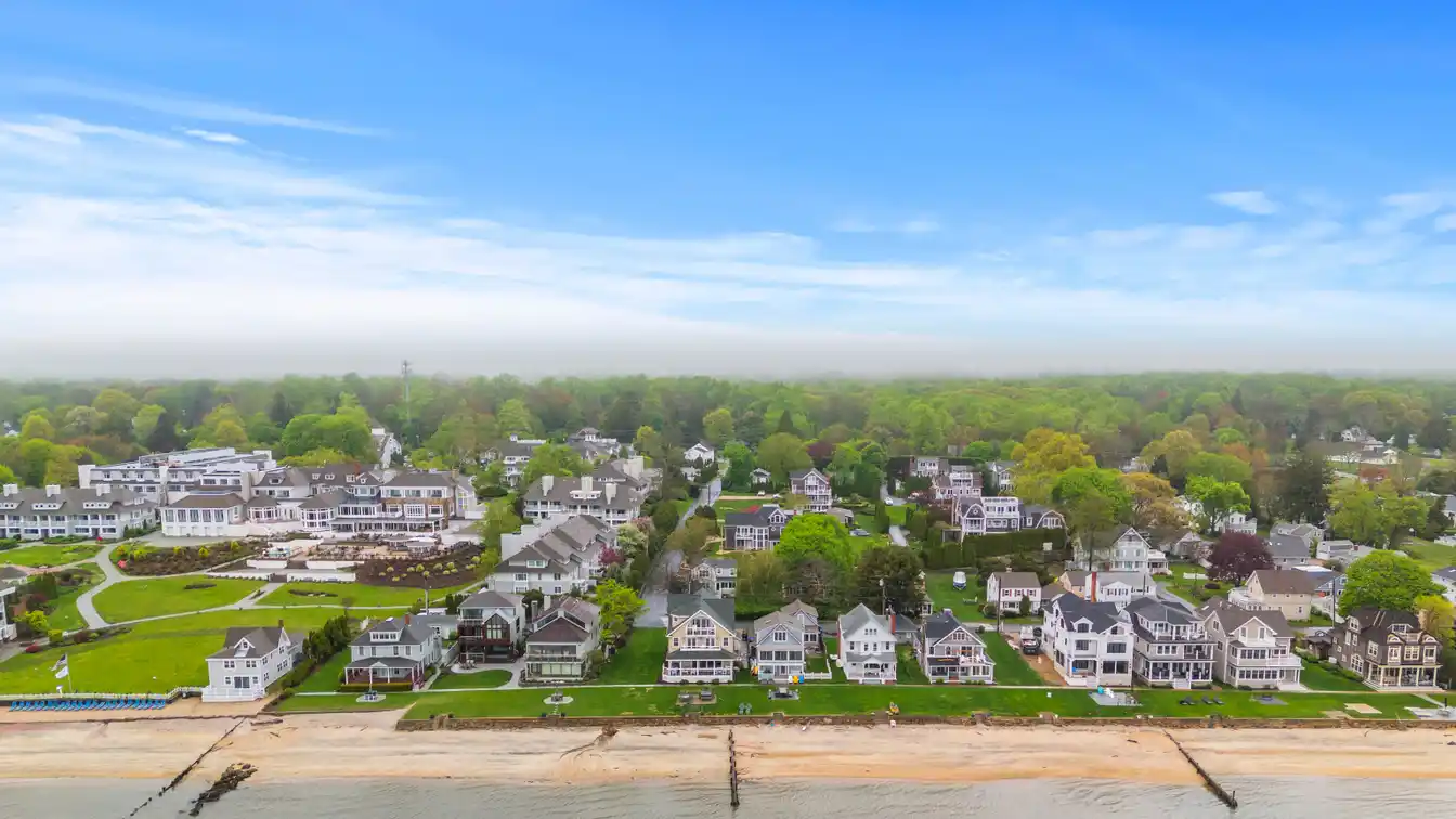 Nantucket-style Cottage in Stannard Beach