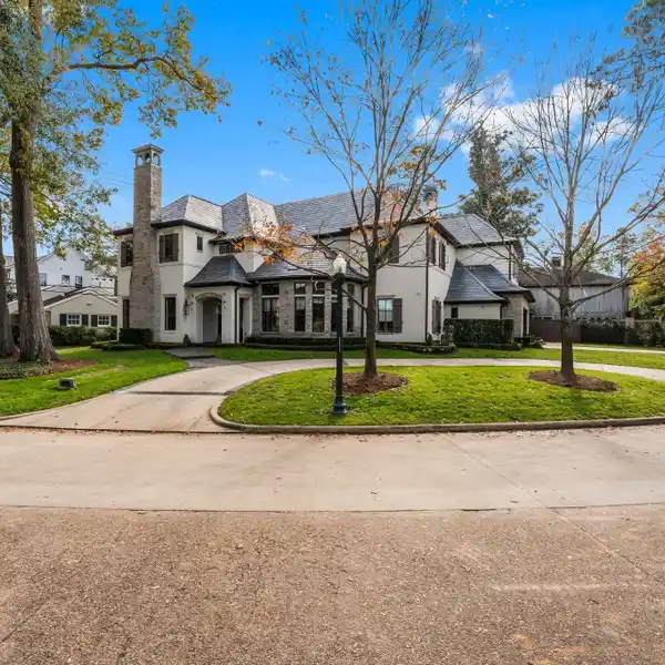 LUXURIOUS LIVING IN RIVER OAKS
