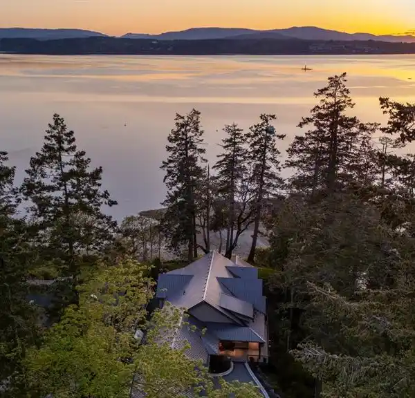 SPECTACULAR WATERFRONT RANCHER