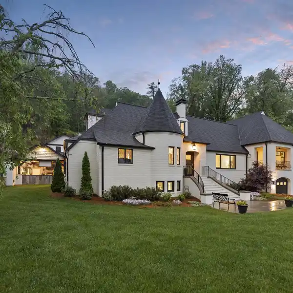 UNPARALLELED IN-TOWN LIVING