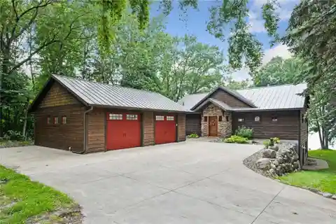 Lakefront Luxury Retreat with Panoramic Views